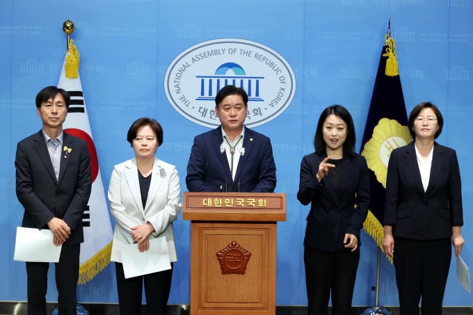 더불어민주당이 경찰의 임성근 전 해병대 1사단장 불송치 결정에 대해 비판의 목소리를 높였다. 사진은 윤종군 민주당 원내대변인(가운데)이 지난달 7일 서울 여의도 국회 소통관에서 열린 제22대 국회 원 구성 촉구를 위한 야4당 초선 국회의원 공동 기자회견에서 발언하는 모습. /사진=뉴시스