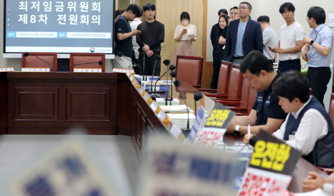 지난 4일 세종시 정부세종청사에서 열린 최저임금위원회 8차 전원회의에 사용자위원측이 지난 7차 전원회의 구분적용 표결과정에 항의하며 불참한 가운데 근로자위원, 공익위원들이 회의를 기다리고 있다. / 사진=뉴스1 김기남 기자  /사진=(세종=뉴스1) 김기남 기자