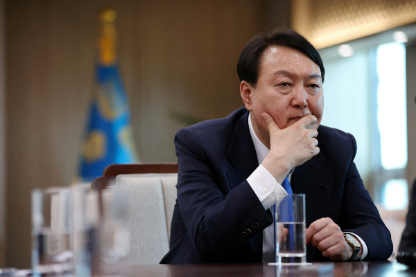 윤석열 대통령이 러시아의 불법적인 군사협력 관계는 한·러 관계에 부정적인 영향을 끼친다며 러시아가 북한과 한국 중 선택해야 할 것이라고 전했다. 사진은 지난4월18일 서울 대통령실에서 로이터 통신과 인터뷰 중인 윤석열 대통령. /사진=로이터