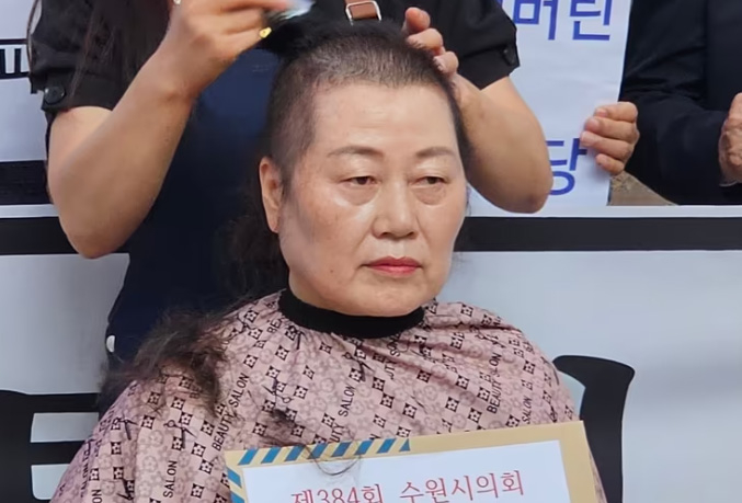국민의힘 소속 유준숙 수원시의회 의원이 8일 시청 로비에서 더불어민주당의 위원장 자리 독식에 항의해 삭발하고 있다. 사진제공=뉴스1