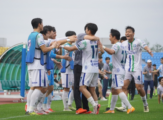 2024 K4리그 16라운드 원정 경기에서 FC충주에 3:2 역전승을 거둔 남양주FC 김성일 감독이 3번째 추가골을 터트린 신상휘선수를 부둥켜 안으며  승리의 기쁨을 표현하고 있다. /사진제공=남양주시