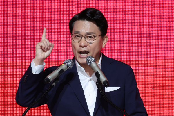 윤상현 국민의힘 당대표 후보자가 당 기득권과 지도부를 강하게 비판하며 원희룡 후보와 한동훈 후보의 관계는 윤석열 대통령과 한동훈 후보의 관계라고 발언했다. 사진은 8일 광주 서구 김대중컨벤션센터에서 열린 국민의힘 전당대회 중 연설하는 윤상현 후보자. /사진=뉴시스