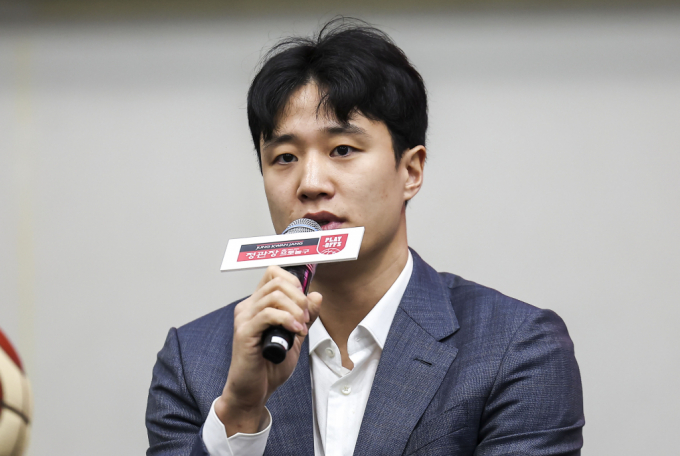 허웅에게 협박 등으로 고소당한 전 연인이 "사생활 폭로 자료가 조작됐다"며 의혹을 제기했다. 사진은 지난 2일 서울 송파구 올림픽파크텔에서 열린 2023-2024시즌 정관장 프로농구 플레이오프 미디어데이에서 인터뷰에 응하고 있는 허웅. /사진=뉴시스