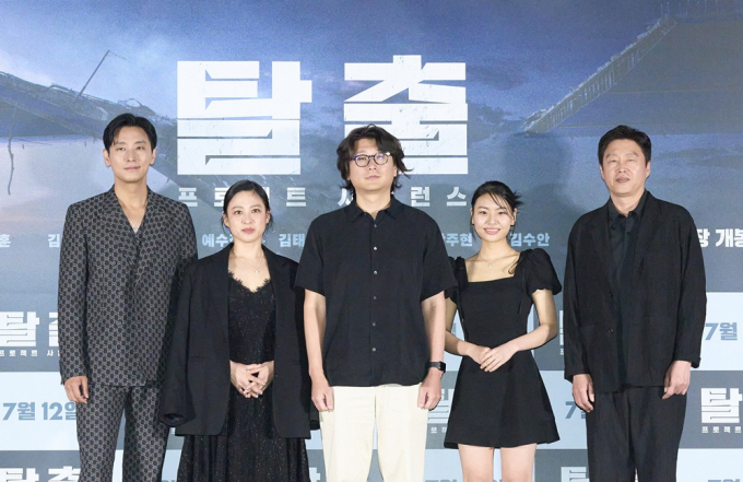  배우 주지훈, 박희본, 김태곤 감독, 김수안, 김희원(왼쪽부터)이 지난 8일 오후 서울 용산구 CGV 용산아이파크몰에서 열린 영화 '탈출: 프로젝트 사일런스'(감독 김태곤) 언론시사회에 참석했다. /사진=CJ E&M 제공