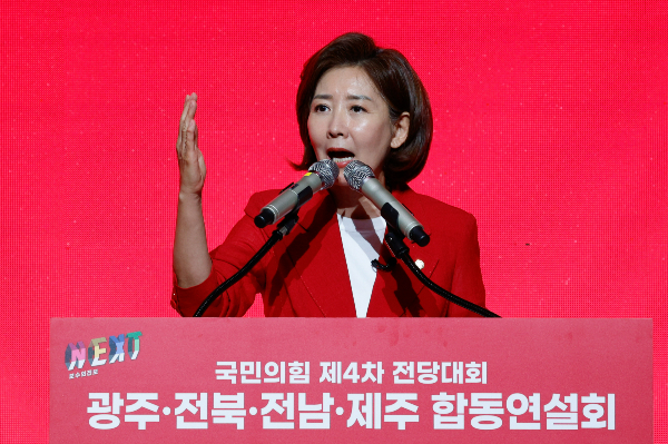 나경원 국민의힘 당 대표 후보자가 당내 계파정치 타파와 이재명 더불어민주당 전 대표에 대한 심판을 강조했다. 사진은 8일 광주 서구 김대중컨벤션센터에서 열린 국민의힘 전당대회 중 연설하는 나경원 후보자. /사진=뉴스1