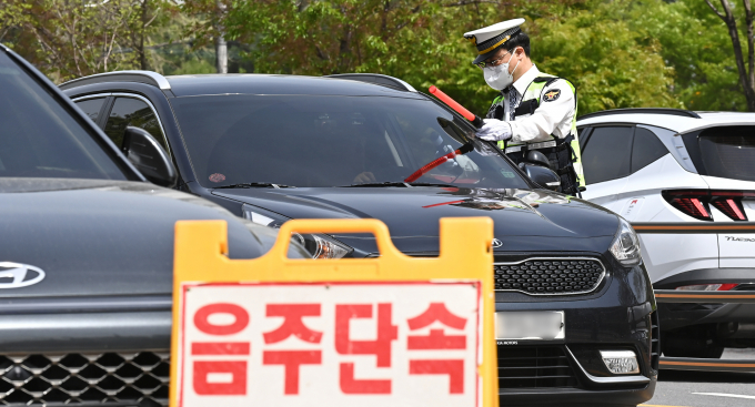 음주운전 단속 현장을 보고 차량을 버린 채 도주한 운전자가 지방청 소속의 여경으로 밝혀졌다. 사진은 지난 4월17일 경기 수원시 장안구 광교산 입구에서 수원중부경찰서 소속 경찰들이 음주운전 단속에 나선 모습으로 기사 내용과는 무관. /사진=뉴시스