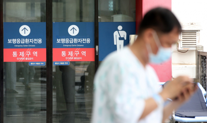 정부의 행정처분 철회에 나서면서 전공의 복귀 여부가 주목된다. 사진은 서울 소재 대학병원에서 이동하는 환자. 사진=뉴스1