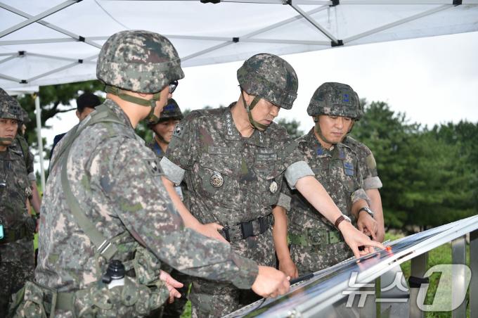 [사진] 김명수 합참의장, 공중도발 군사대비태세 점검