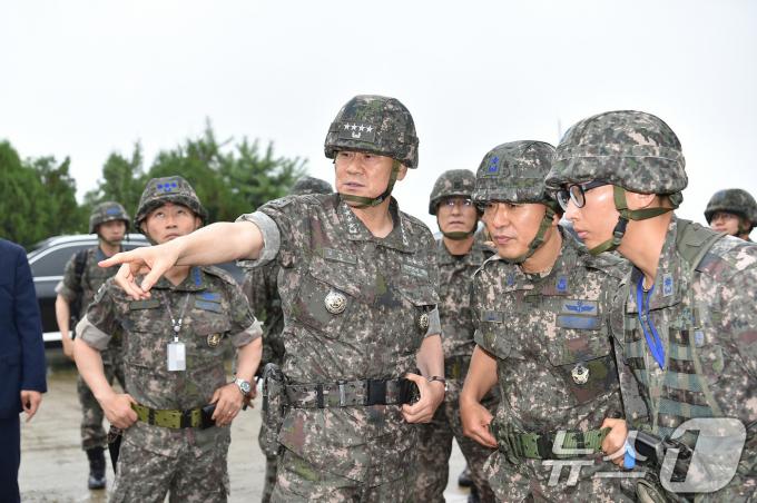 [사진] 공중도발 군사대비태세 점검하는 김명수 합참의장