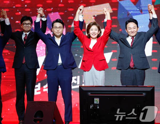 한동훈(왼쪽부터), 윤상현, 나경원, 원희룡 국민의힘 당대표 후보가 8일 광주 서구 김대중컨벤션센터에서 열린 국민의힘 제4차 전당대회 광주?전북?전남?제주 합동연설회에 참석해 정견 발표를 마친 뒤 기념 촬영하고 있다. 2024.7.8/뉴스1 ⓒ News1 안은나 기자