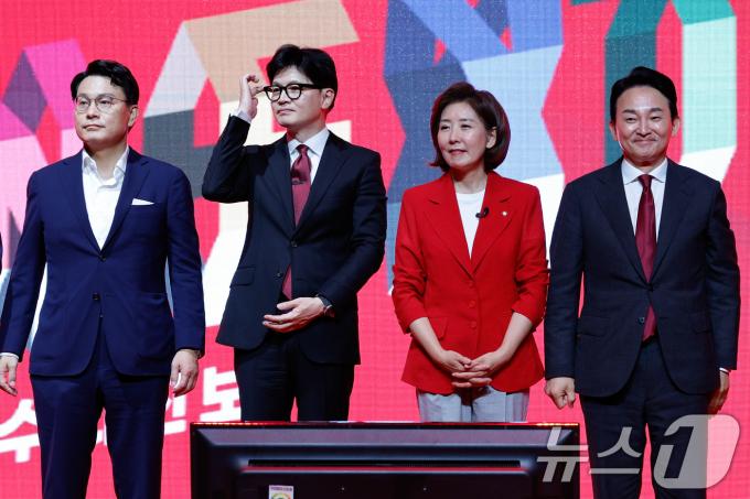 윤상현(왼쪽부터), 한동훈, 나경원, 원희룡 국민의힘 당대표 후보가 8일 광주 서구 김대중컨벤션센터에서 열린 국민의힘 제4차 전당대회 광주?전북?전남?제주 합동연설회에 참석해 나란히 서 있다. 2024.7.8/뉴스1 ⓒ News1 안은나 기자
