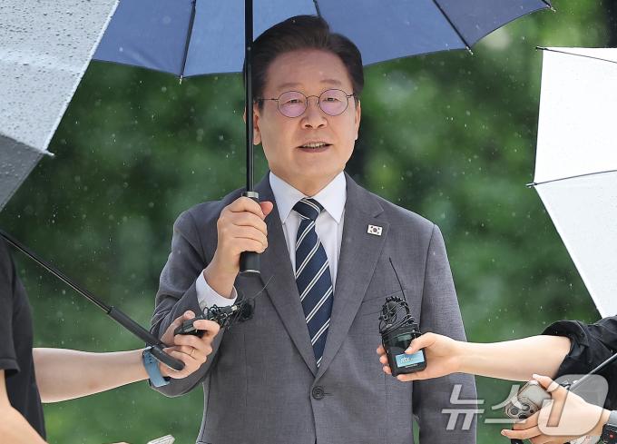 이재명 더불어민주당 전 대표가 8일 오후 서울 서초구 서울중앙지방법원에서 열린 위증교사 관련 공판에 출석해 취재진 질문에 답변하고 있다. 2024.7.8/뉴스1 ⓒ News1 김진환 기자