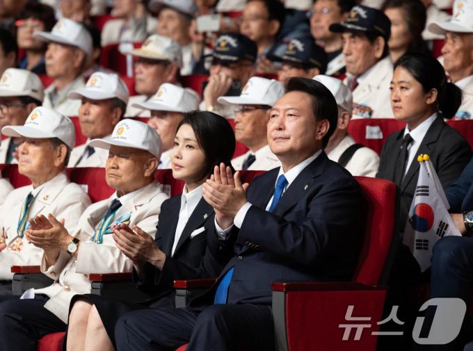 윤석열 대통령과 김건희 여사가 25일 대구 엑스코에서 열린 '6·25전쟁 제74주년 행사'에서 6·25전쟁 참전 22개국 국기 입장에 박수를 치고 있다. (대통령실 제공) 2024.6.25/뉴스1 ⓒ News1 송원영 기자