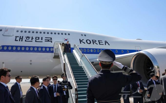 윤석열 대통령과 김건희 여사가 15일 오전(현지시간) 우즈베키스탄 타슈켄트 공항에서 유네스코 세계 문화유산인 고도시 사마르칸트로 향하며 전용기인 공군 1호기에 올라 인사하고 있다. (대통령실 제공) 2024.6.16/뉴스1 ⓒ News1 송원영 기자