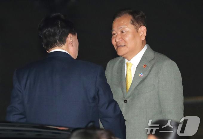 [사진] 이상민 장관과 이야기 나누는 윤석열 대통령