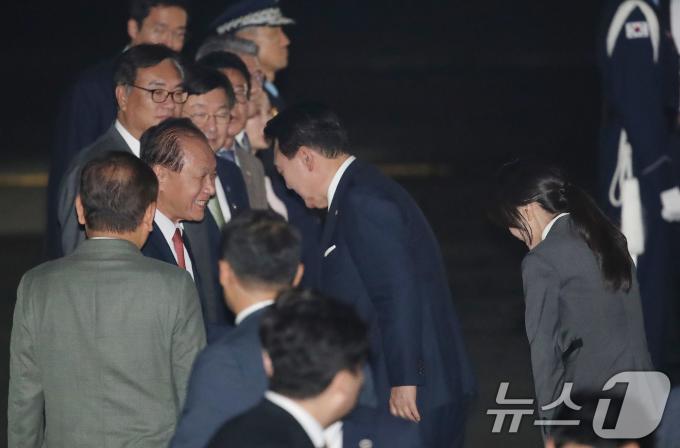 [사진] 황우여 비대위원장과 인사 나누는 윤석열 대통령