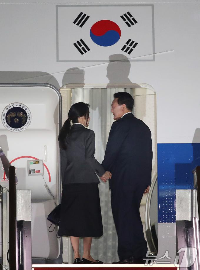 [사진] 윤 대통령, 나토 정상회의 참석차 출국…'김건희 여사 동행'