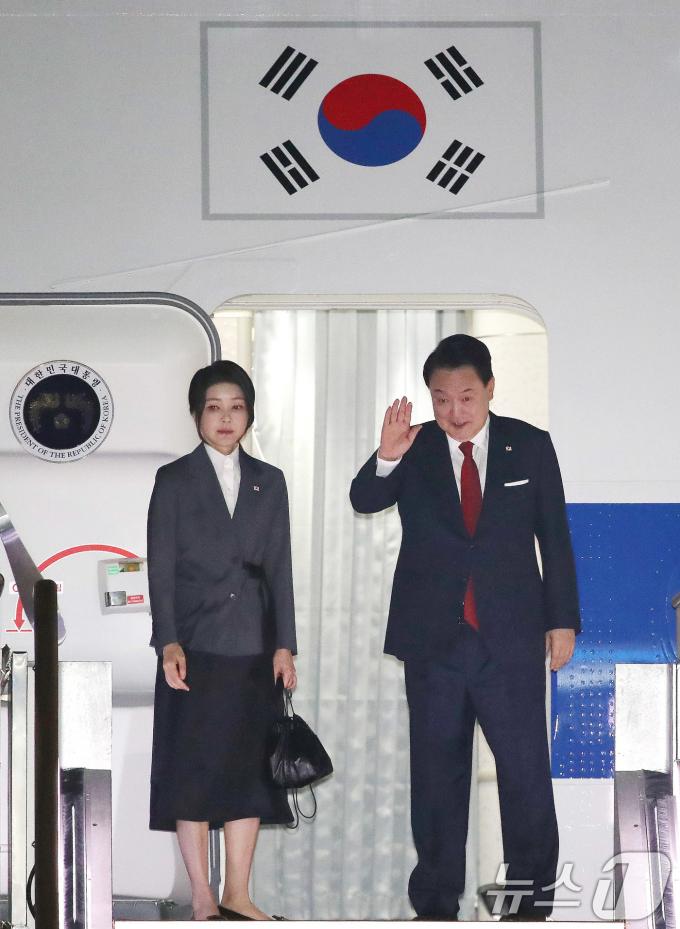 [사진] 나토 정상회의 참석차 출국하는 윤석열 대통령 부부