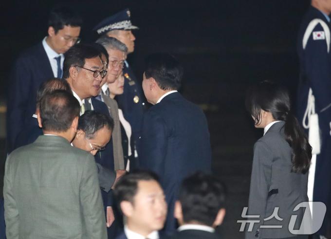 [사진] 정진석 대통령비서실장과 인사 나누는 윤석열 대통령