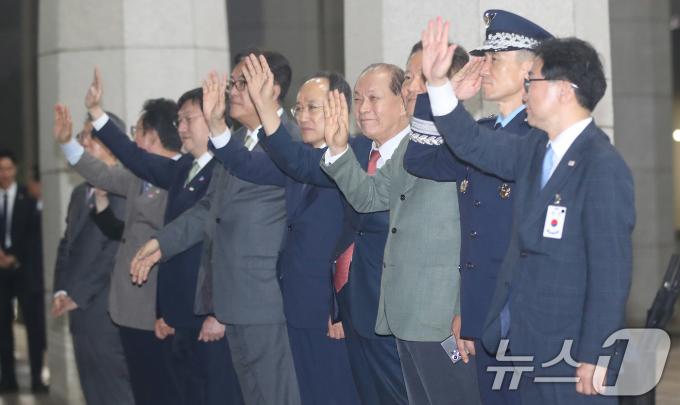 [사진] 윤석열 대통령 향해 손 흔드는 환송인사들
