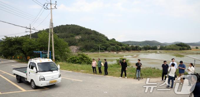 재심을 진행 중인 '진도 저수지 아내 살인사건'의 현장 검증이 3일 오후 2시 전남 진도군 의신면 송정저수지(당시 명금저수지)에서 열리고 있다. 2024.6.3/뉴스1 ⓒ News1