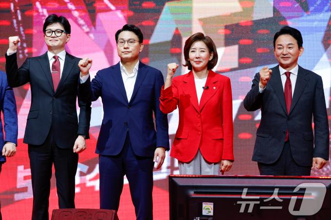 한동훈(왼쪽부터), 윤상현, 나경원, 원희룡 국민의힘 당대표 후보가 8일 광주 서구 김대중컨벤션센터에서 열린 국민의힘 제4차 전당대회 광주?전북?전남?제주 합동연설회에 참석해 정견 발표를 마친 뒤 기념 촬영하고 있다. 2024.7.8/뉴스1 ⓒ News1 안은나 기자