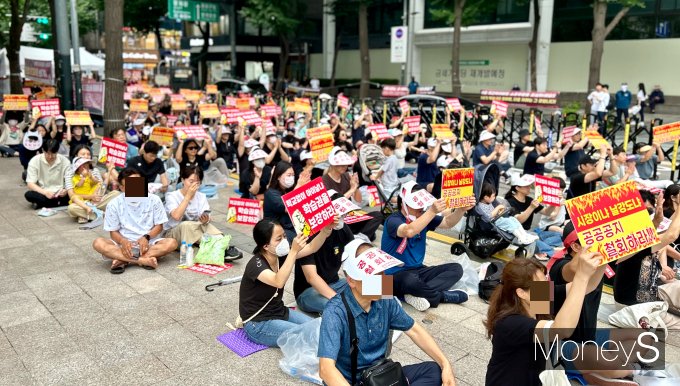 서울시가 올림픽파크 포레온 정비구역 내 중학교 용지를 내년 4월 교육부 중앙투자심사가 완료될 때까지 유지하기로 했다. 사진은 지난 6일 서울시청 앞에서 열린 올림픽파크 포레온 입주예정자들의 서울시 규탄 집회 모습. /사진=김성아 기자