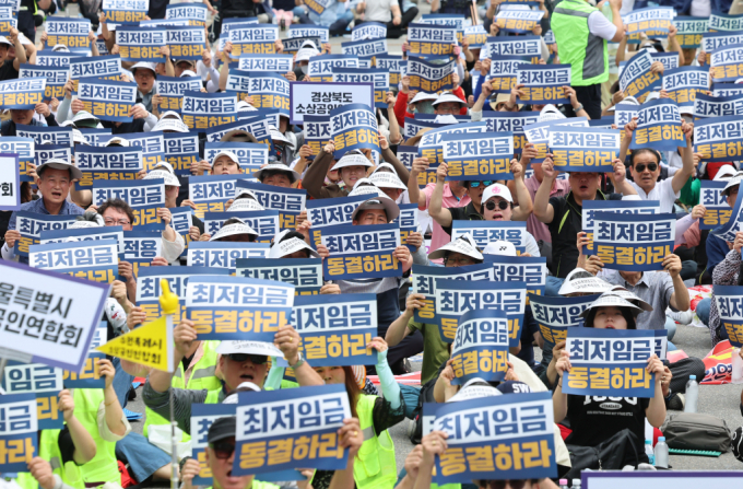 소상공인연합회 회원들이 지난달 25일 오후 서울 여의도 국회 인근에서 열린 최저임금 제도개선 촉구 결의대회에서 구호를 외치고 있다. / 사진=뉴시스 권창회 기자 