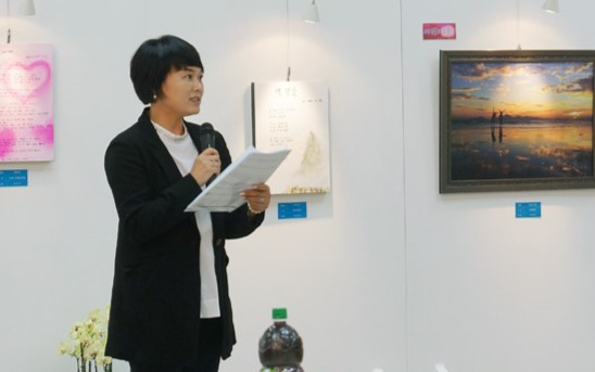 노인숙 부산화랑협회 이사가 행사를 진행하고 있다./사진=해오름 갤러리
