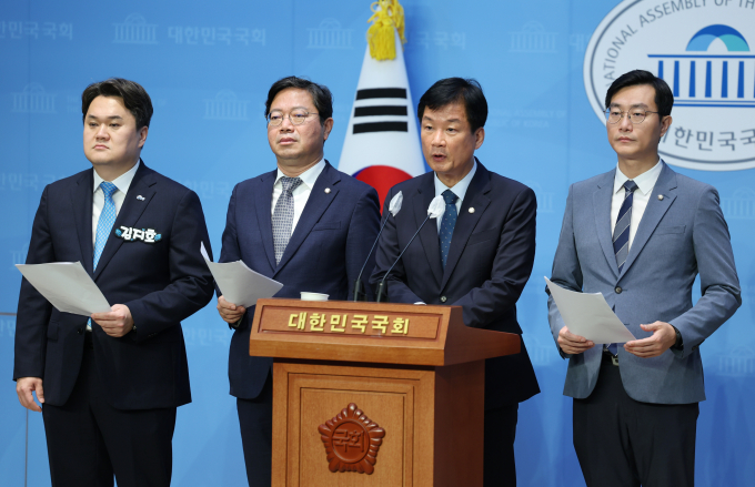 더불어민주당이 검찰 4인 탄핵소추안을 비판한 이원석 검찰총장을 향해 비판의 목소리를 높였다. 사진은 민주당 검찰독재정치탄압대책위원회 소속 (왼쪽 두번째부터) 김승원, 박균택, 장경태 민주당 의원이 지난 7일 서울 여의도 국회 소통관에서 이재명 전 민주당 대표 부부 소환 관련 기자회견을 하는 모습. /사진=뉴시스