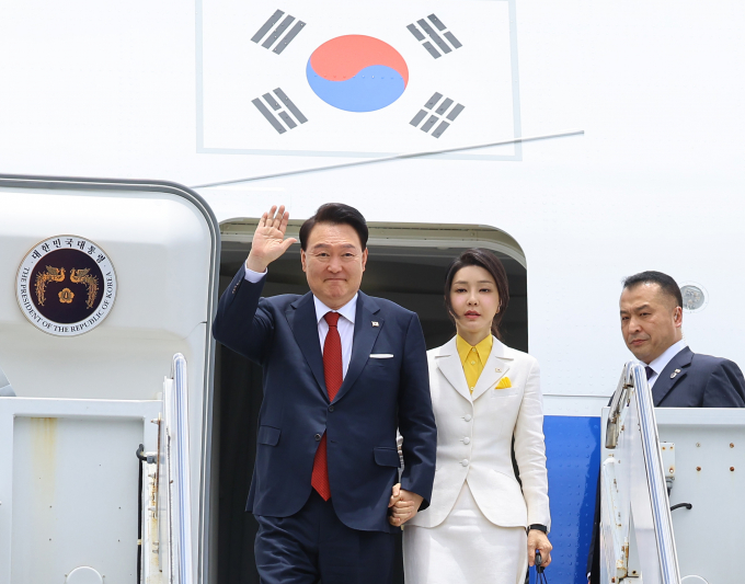 더불어민주당이 윤석열 대통령의 채상병 특검법 재의요구안(거부권) 행사를 "정권 몰락의 시발점이 될 것"이라며 비판했다. 사진은 윤 대통령(왼쪽)과 부인 김건희 여사가 지난 8일(현지시각) 북대서양조약기구(NATO·나토) 75주년 정상회의 참석에 앞서 인도·태평양사령부 방문을 위해 미국 히캄 공군기지에 도착해 공군 1호기에서 내리며 인사하는 모습. /사진=뉴시스 