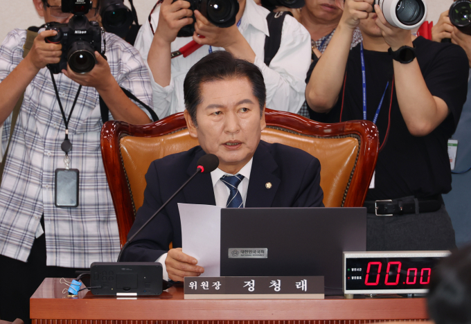 여·야가 9일 진행된 국회 법제사법위원회 전체회의에서 윤석열 대통령 탄핵소추안 즉각 발의 요청을 두고 신경전을 벌였다. 사진은 정청래 국회 법제사법위원장이 9일 서울 여의도 국회에서 열린 제1차 법제사법위원회 전체회의를 진행하는 모습. /사진=뉴시스