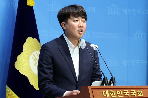 이준석 개혁신당 의원은 한동훈 국민의힘 당대표 후보가 사설 댓글팀을 운영한다는 의혹에 대해 비판했다.  지난달 20일 서울 여의도 국회 소통관에서 열린 '공직선거법' 기자회견을 앞둔 이준석 개혁신당 의원. /사진=뉴시스