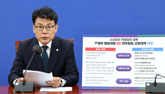 더불어민주당이 전 국민 25만원 민생지원법 입법을 위해 행동할 것을 밝히면서 정부의 하반기 경제정책을 비난했다. 사진은 9일 서울 여의도 국회에서 열린 소상공인·자영업자 대책 정책 연안 간담회에 참석한 진성준 민주당 정책위의장. /사진=뉴스1