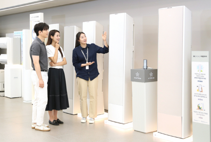 삼성스토어 서초 매니저가 소비자들에게 '비스포크 AI 무풍 갤러리'를 안내하고 있는 모습. / 사진=삼성전자 /사진=(서울=뉴스1) 박지혜 기자