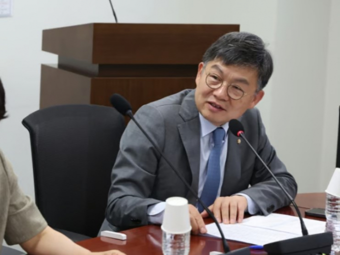  의대 증원에 찬성해온 전 서울대 의대 교수 김윤 더불어민주당 의원의 아들이 최근 모바일 청첩장 댓글 테러를 당했다. 사진은 김윤 더불어민주당 의원의 모습. /사진=뉴시스