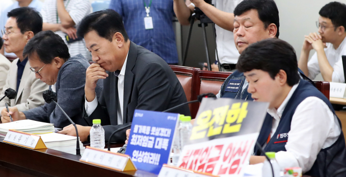 9일 세종시 정부세종청사에서 열린 최저임금위원회 9차 전원회의에서 8차회의에 불참했던 류기정 사용자위원과 류기섭 근로자 위원이 회의중 생각에 잠겨 있다. / 사진=뉴스1 김기남 기자  /사진=(세종=뉴스1) 김기남 기자