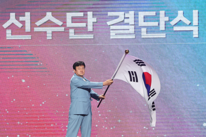 파리 올림픽에 출전하는 한국 선수단이 결단식을 통해 선전을 다짐했다. 사진은 정강선 파리 올림픽 한국 선수단장이 단기를 흔들고 있다. /사진= 뉴스1