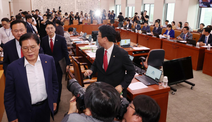 국회 법제사법위원회 소속 국민의힘 의원들이 윤석열 대통령 탄핵 청문회 추진을 탄핵 예비절차라며 비판했다. 사진은 (왼쪽부터) 송석준, 유상범 등 국민의힘 의원들이 9일 서울 여의도 국회에서 열린 법사위 전체회의에서 정청래 법사위원장의 윤석열 대통령 탄핵소추안 즉각 발의 요청에 관한 청원 관련 청문회 실시계획서 채택의 건 관련 의사 진행에 항의하며 퇴장하는 모습. /사진=뉴시스