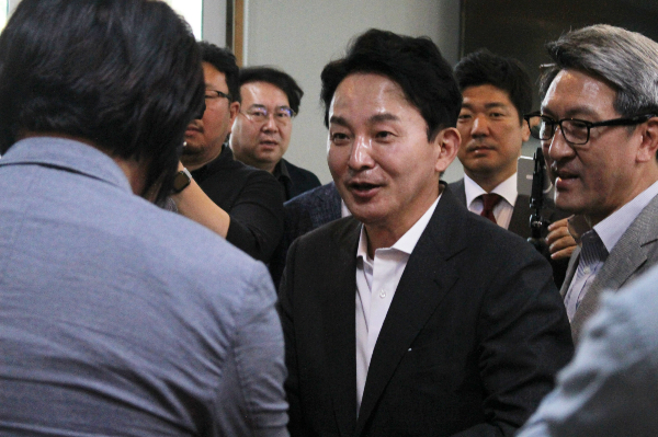 원희룡 국민의힘 당 대표가 서울시의 무제한 교통정액권을 경기권까지 확대하는 '수도권 원패스 추진'을 공약으로 내걸었다.사진은 지난 8일 제주시 삼도이동 한 식당가에서 국민의힘 제주도의원 간담회에 참석한 원희룡 국민의힘 당 대표 후보. /사진=뉴시스