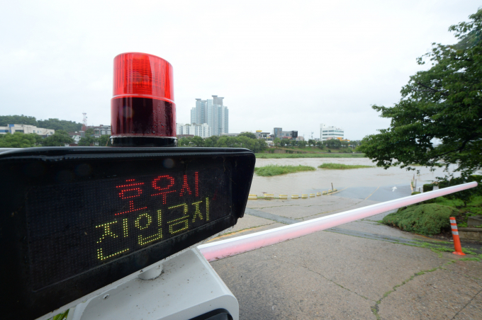 광주와 전남 전 지역에 호우 예비특보가 발효됐다. 사진은 호우특보가 발효된 지난 2일 충북 청주시 흥덕구 서문동 무심천의 물이 차오르는 모습. /사진=뉴시스