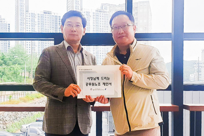 이상일 용인특례시장이 8일 공무원노조에게 조직문화 개선을 위한 건의사항을 전달받았다 / 사진제공=용인특례시