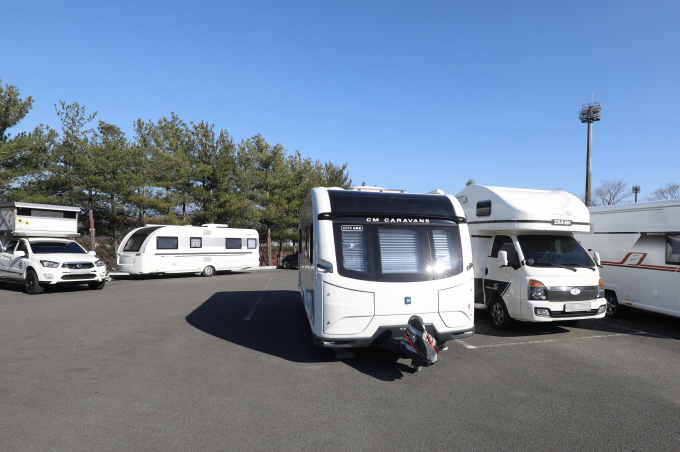 공영 주차장에 장기 방치된 차를 강제 견인할 수 있도록 주차장법이 바뀌었다. 사진은 장기 방치된 캠핑카들. /사진=뉴스1