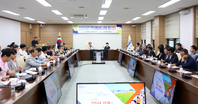 김희수 전남 진도군수가 9일 군청 회의실에서 민선 8기 2주년 기자간담회를 갖고 지난 2년간의 성과를 공유하고 있다./진도군