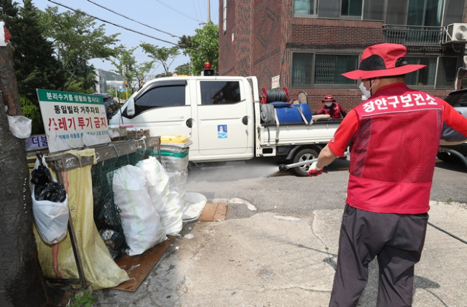 서울시가 양천구에서 2명의 말라리아 환자가 발생해 말라리아 경보를 발령했다. 사진은  지난달 11일 경기 수원시 장안구의 한 주택가에서 장안구보건소 방역 관계자들이 모기유충 방제작업을 하는 모습. /사진=뉴스1