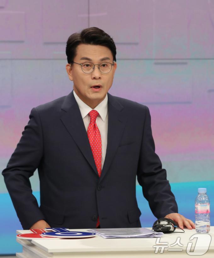 [사진] TV토론회 참가한 윤상현 후보