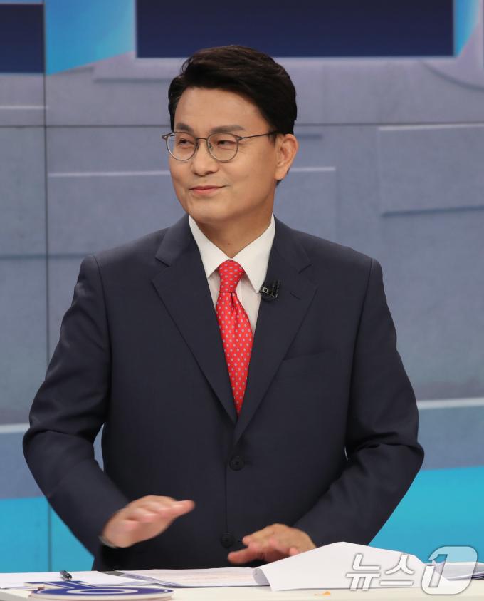 [사진] TV토론회 참가한 윤상현 후보