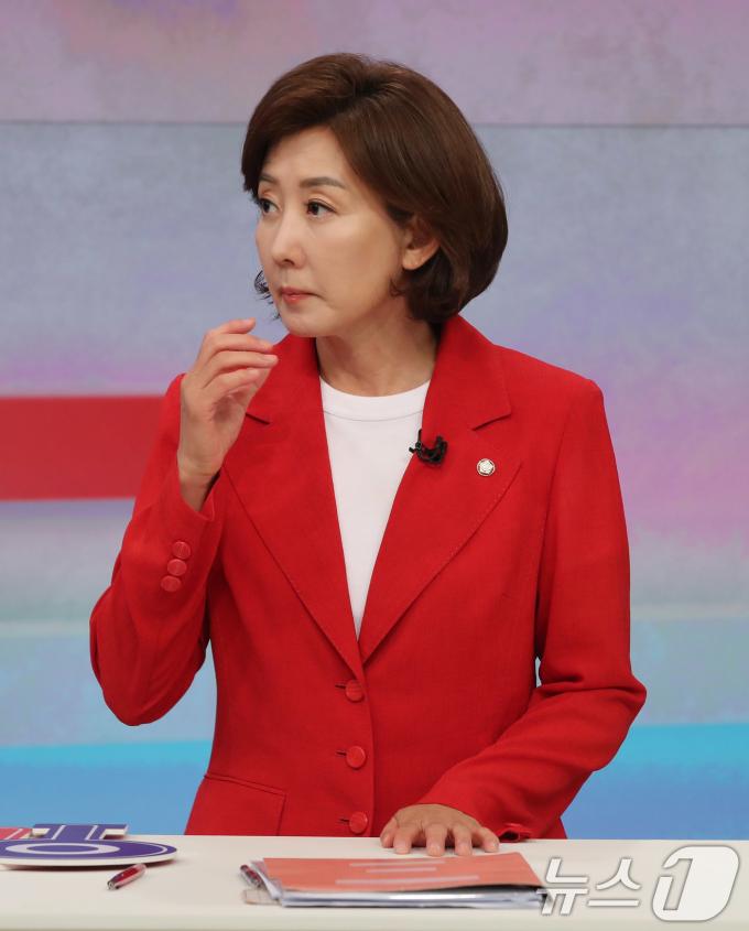 [사진] TV토론회 참가한 나경원 후보