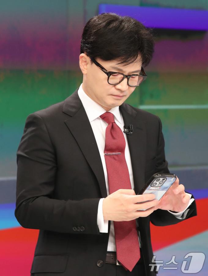 [사진] 토론회 앞두고 휴대전화 확인하는 한동훈