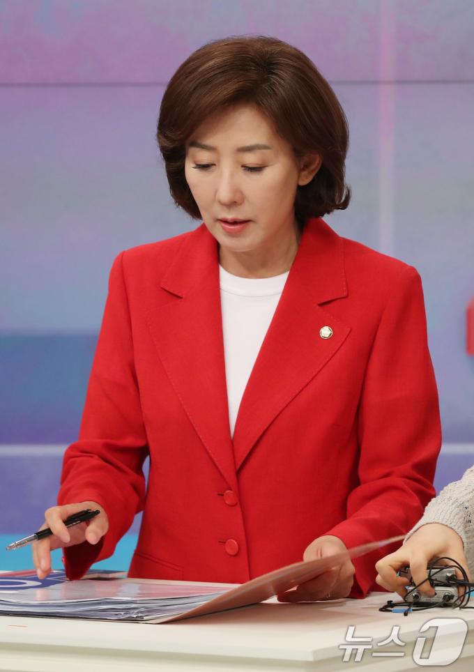 [사진] TV토론회 참가한 나경원 후보